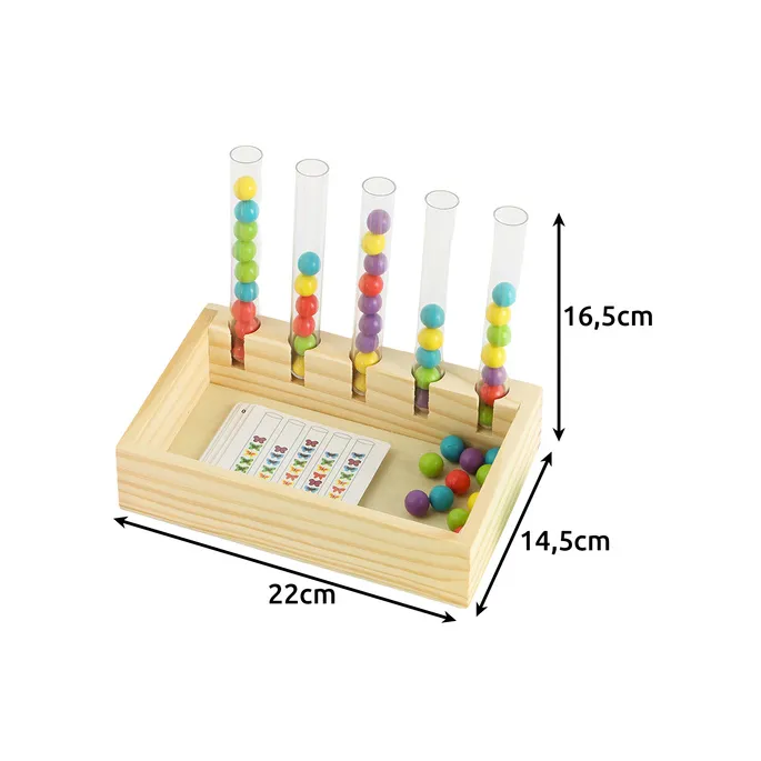 Zbliżenie na probówki i kolorowe kulki edukacyjne