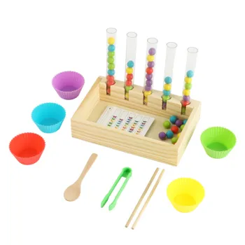 Widok sorterka z klipsem i łyżeczką do przenoszenia kulek