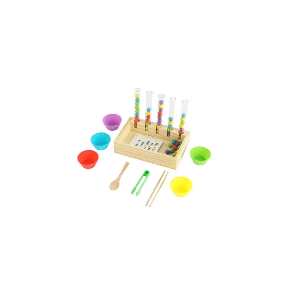 Widok sorterka z klipsem i łyżeczką do przenoszenia kulek