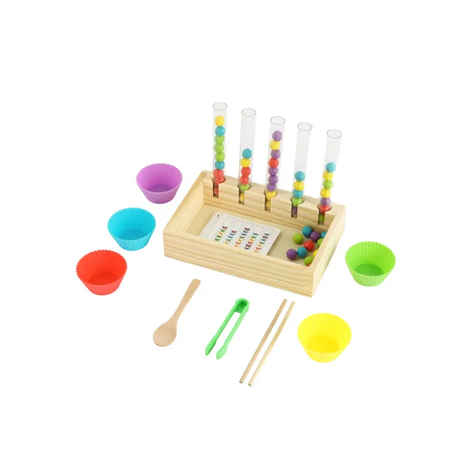 Widok sorterka z klipsem i łyżeczką do przenoszenia kulek