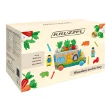 zabawka sorter w kształcie auta na tle białym