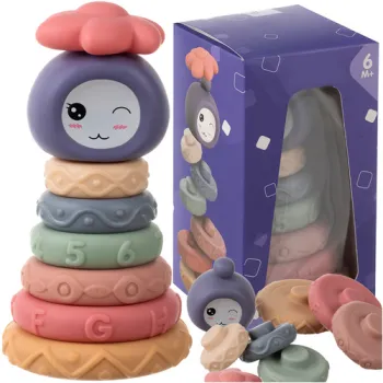 Klocki sensoryczne miękkie 8 sztuk ułożone w wieżę na białym tle