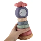 Klocki sensoryczne z piszczałką ukazane przy ściskaniu dłonią