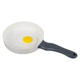 Zestaw akcesoriów kuchennych zapakowany w brązowy karton transportowy