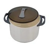 Ręce dziecka bawiące się naczyniami z zestawu akcesoriów kuchennych