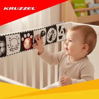 Książeczka sensoryczna dla najmłodszych ukazana na białym tle