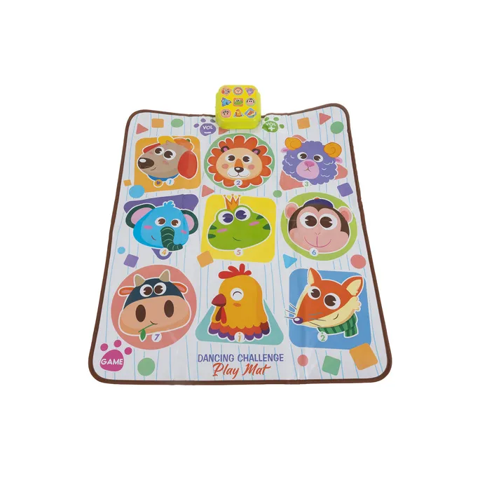 dziecko stojące na macie interaktywnej podczas zabawy