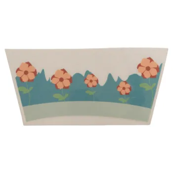 Ręka dziecka układająca klocki w kwiatowy wzór