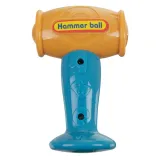 dziecko sortujące klocki w otwory słonika