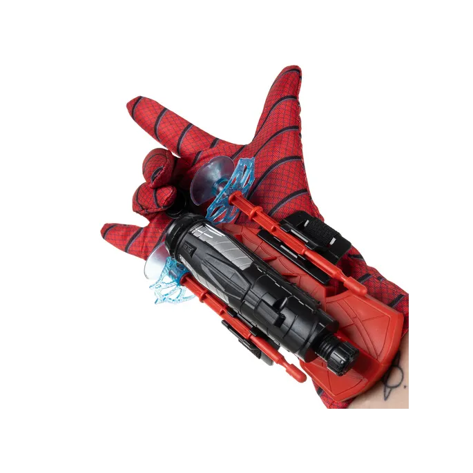 zbliżenie na rękawicę z zamontowaną wyrzutnią i strzałkami