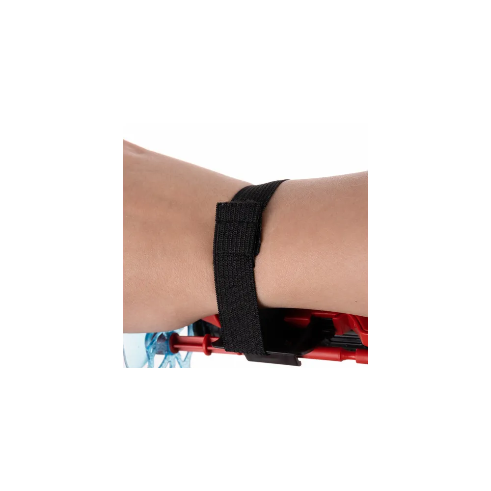 detal mechanicznej wyrzutni na czerwono-niebieskiej rękawicy