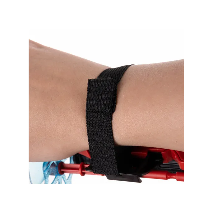 detal mechanicznej wyrzutni na czerwono-niebieskiej rękawicy