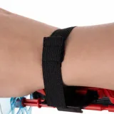 detal mechanicznej wyrzutni na czerwono-niebieskiej rękawicy