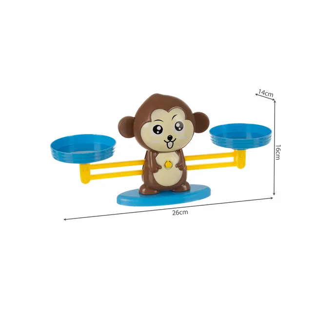 Szalki wagi z przedmiotami ustawionymi do eksperymentów