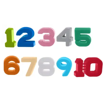 Dziecko bawiące się wagą szalkową z małpką podczas nauki liczenia