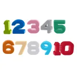 Dziecko bawiące się wagą szalkową z małpką podczas nauki liczenia