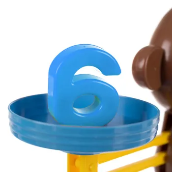 Ustawione na szalkach przedmioty prezentujące równoważenie