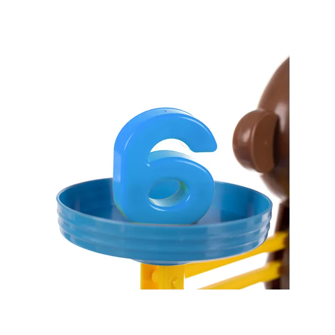 Ustawione na szalkach przedmioty prezentujące równoważenie