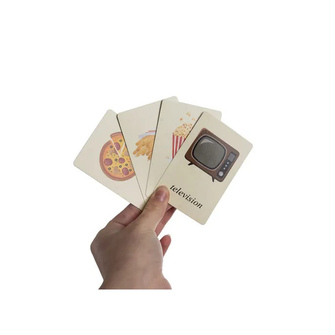 Ręce dziecka układające elementy na szalkach