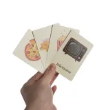 Ręce dziecka układające elementy na szalkach