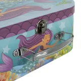 kolorowy czajnik z syrenką na tle muszelek i morskich detali