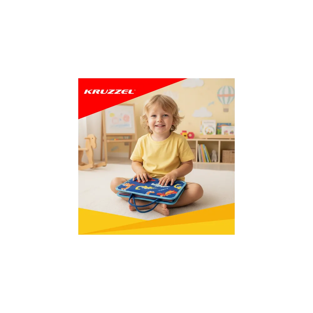 Niebieska książeczka z filcu prezentowana na stoliku