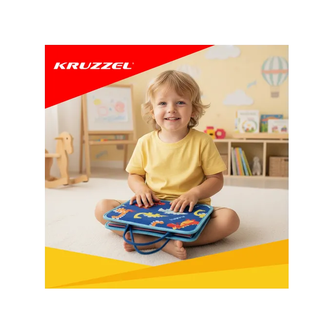 Niebieska książeczka z filcu prezentowana na stoliku