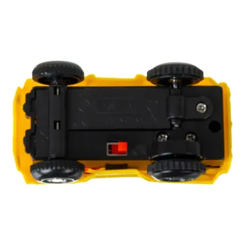 autko z napędem na baterię na trasie