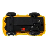 autko z napędem na baterię na trasie