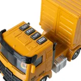 różnorodne pojazdy i akcesoria na tle rozłożonego kompletu