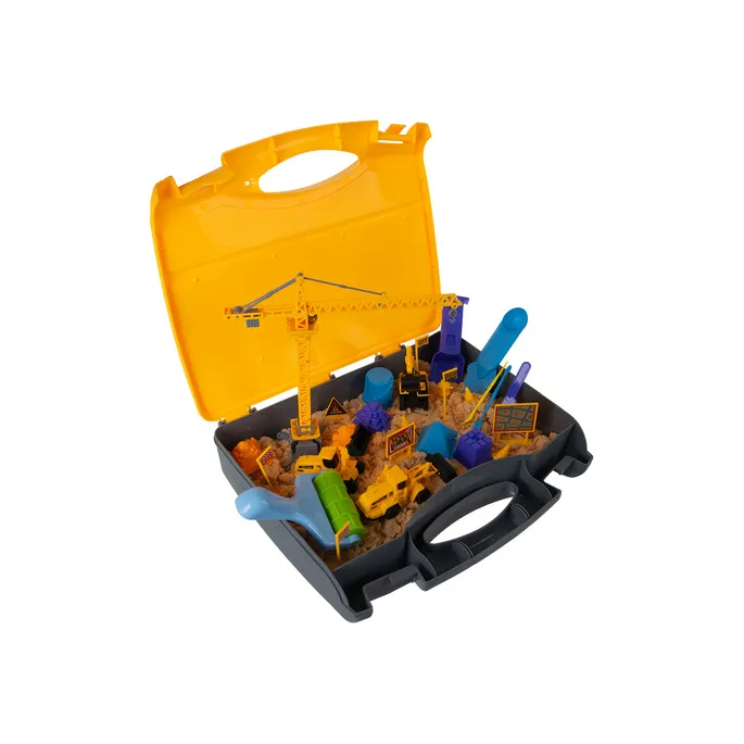 elementy zestawu z piaskiem i foremkami rozmieszczone wokół