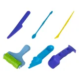 znaki drogowe z zestawu ustawione pośród budowli z kreatywnego piasku