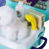 akcesoria pielęgnacyjne zestawu ułożone wokół plecaka