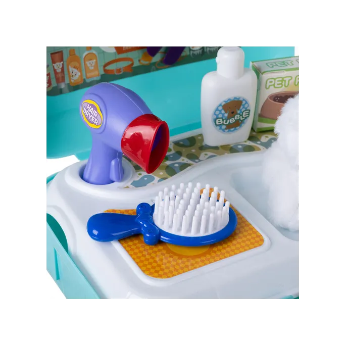 dziecko bawiące się pluszowym pieskiem i akcesoriami do kąpieli