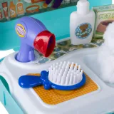 dziecko bawiące się pluszowym pieskiem i akcesoriami do kąpieli