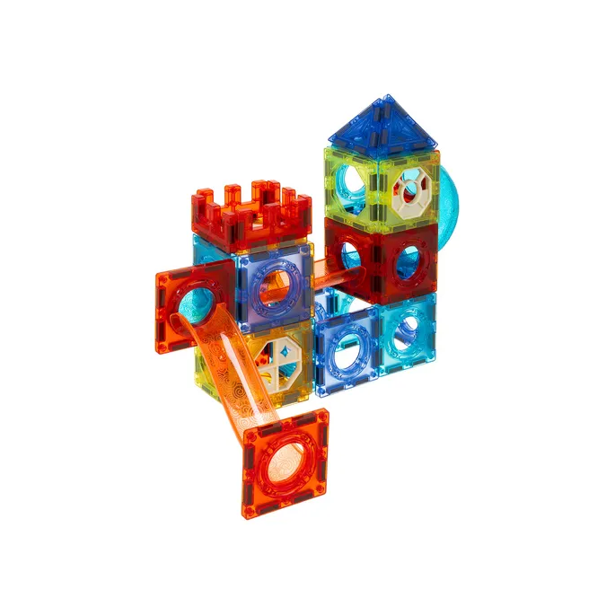 Zbliżenie na kulki i fragment toru magnetycznego