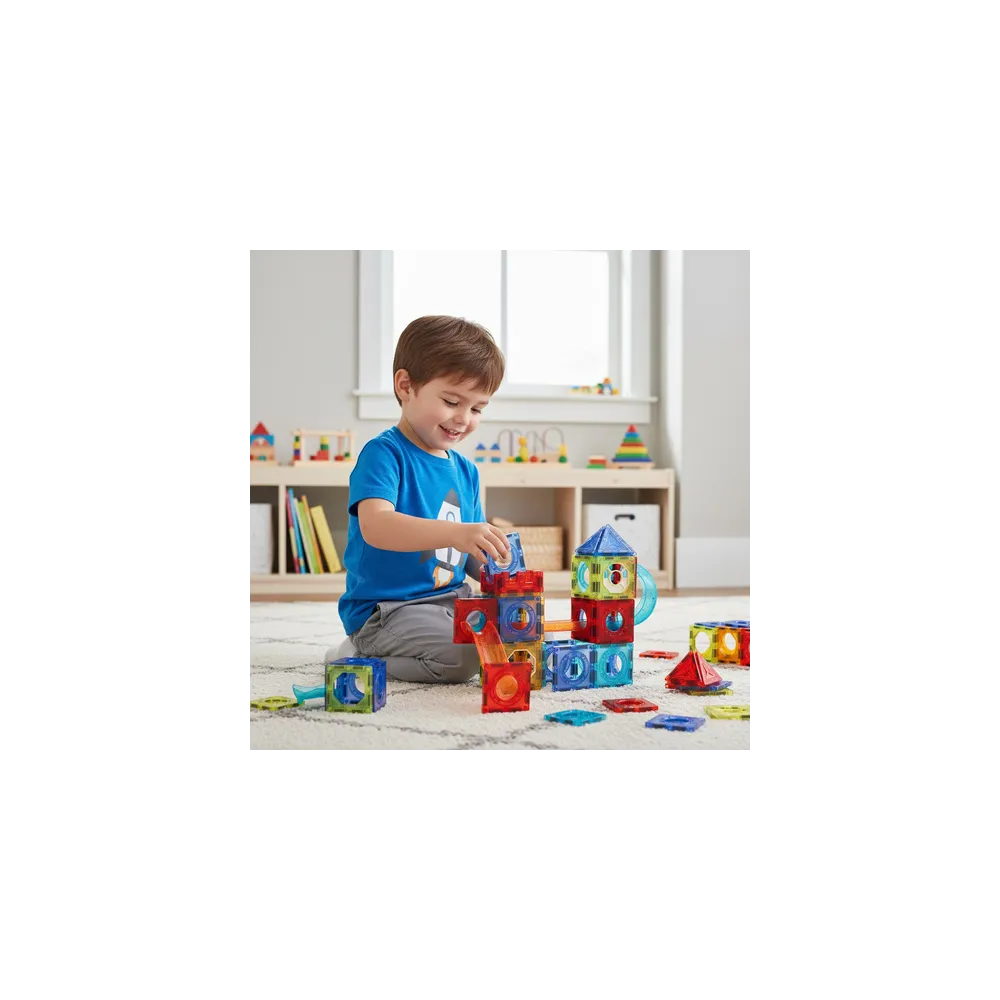 Elementy zestawu w różnych kolorach i kształtach na stole