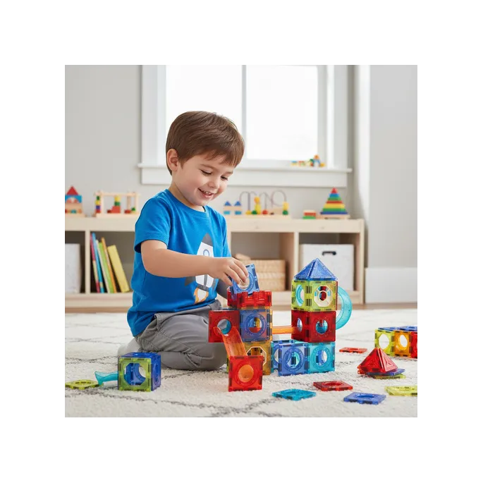 Elementy zestawu w różnych kolorach i kształtach na stole