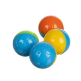 Widok na instrukcję obok rozłożonych klocków magnetycznych