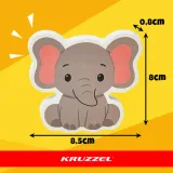 zbliżenie na piankowe kształty zwierzątek podczas kąpieli