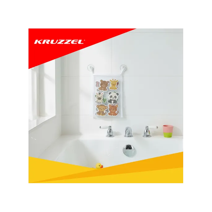 dziecko bawiące się piankowymi zwierzątkami w wodzie