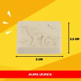 wszystkie elementy zestawu wykopalisk dinozaurów rozłożone na stole