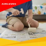 zbliżenie na narzędzia: młotek, dłuto i pędzelek z zestawu