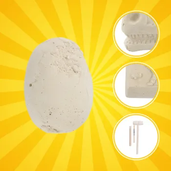 proces wydobywania kości z gipsowego jaja dinozaura