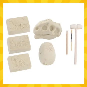 prezentacja złożonych szkieletów dinozaurów na tle zestawu