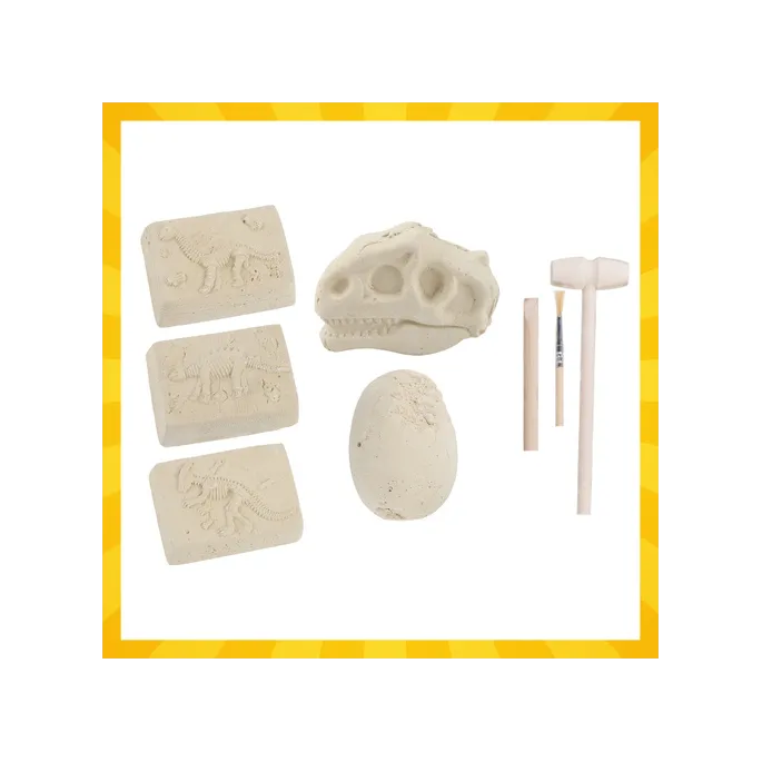 prezentacja złożonych szkieletów dinozaurów na tle zestawu