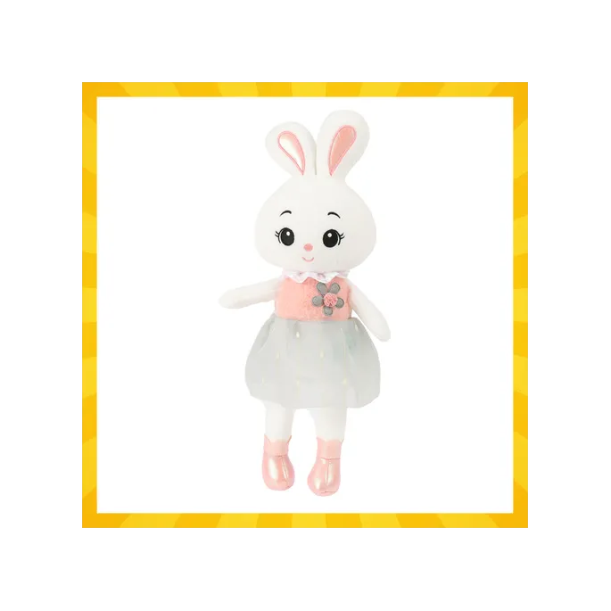 biało–różowy króliczek maskotka na łóżku dziecięcym