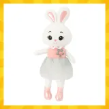 biało–różowy króliczek maskotka na łóżku dziecięcym