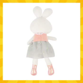 widok maskotki z profilu, podkreślający miękkość materiału