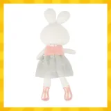 widok maskotki z profilu, podkreślający miękkość materiału